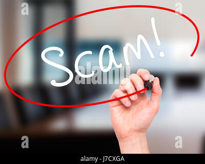 Hand des Mannes Betrug zu schreiben! mit schwarzen Balken am Bildschirm. Isoliert auf Büro. Wirtschaft, Technologie, Internet-Konzept. Stock Bild Stockfoto