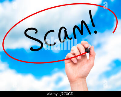 Hand des Mannes Betrug zu schreiben! mit schwarzen Balken am Bildschirm. Isoliert auf Sky. Wirtschaft, Technologie, Internet-Konzept. Stock Bild Stockfoto