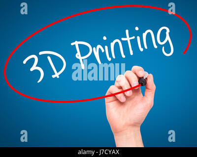 Hand des Mannes 3D-Druck mit schwarzem Filzstift auf Bildschirm zu schreiben. Auf Hintergrund isoliert. Wirtschaft, Technologie, Internet-Konzept. Stock Foto Stockfoto