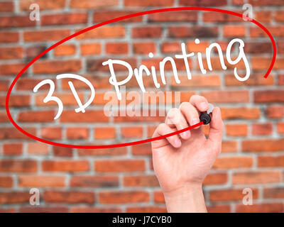 Hand des Mannes 3D-Druck mit schwarzem Filzstift auf Bildschirm zu schreiben. Auf Hintergrund isoliert. Wirtschaft, Technologie, Internet-Konzept. Stock Foto Stockfoto