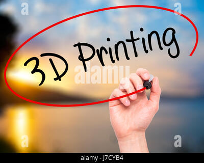 Hand des Mannes 3D-Druck mit schwarzem Filzstift auf Bildschirm zu schreiben. Auf Hintergrund isoliert. Wirtschaft, Technologie, Internet-Konzept. Stock Foto Stockfoto