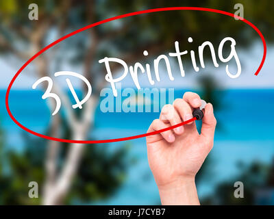 Hand des Mannes 3D-Druck mit schwarzem Filzstift auf Bildschirm zu schreiben. Auf Hintergrund isoliert. Wirtschaft, Technologie, Internet-Konzept. Stock Foto Stockfoto