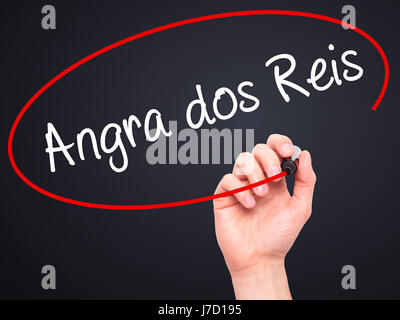 Mann Handschrift Angra Dos Reis mit schwarzen Balken am Bildschirm. Isoliert auf schwarz. Wirtschaft, Technologie, Internet-Konzept. Stock Foto Stockfoto