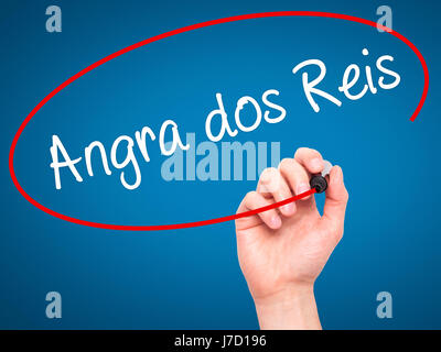 Mann Handschrift Angra Dos Reis mit schwarzen Balken am Bildschirm. Isoliert auf blau. Wirtschaft, Technologie, Internet-Konzept. Stock Foto Stockfoto