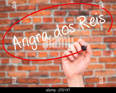 Mann Handschrift Angra Dos Reis mit schwarzen Balken am Bildschirm. Isoliert auf Ziegel. Wirtschaft, Technologie, Internet-Konzept. Stock Foto Stockfoto