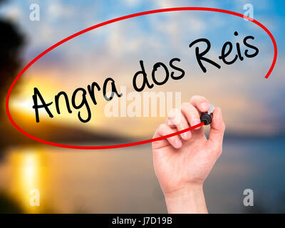 Mann Handschrift Angra Dos Reis mit schwarzen Balken am Bildschirm. Isoliert auf Natur. Wirtschaft, Technologie, Internet-Konzept. Stock Foto Stockfoto