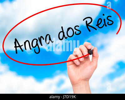 Mann Handschrift Angra Dos Reis mit schwarzen Balken am Bildschirm. Isoliert auf Sky. Wirtschaft, Technologie, Internet-Konzept. Stock Foto Stockfoto