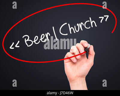 Hand des Mannes Bier - Kirche mit schwarzen Balken am Bildschirm zu schreiben. Auf Hintergrund isoliert. Wirtschaft, Technologie, Internet-Konzept. Stock Foto Stockfoto