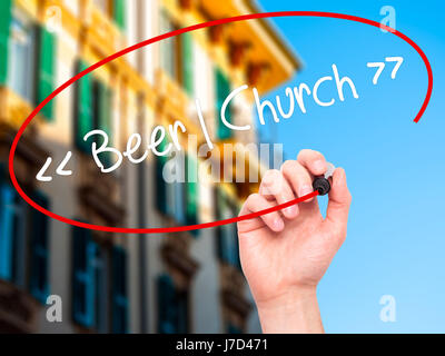 Hand des Mannes Bier - Kirche mit schwarzen Balken am Bildschirm zu schreiben. Auf Hintergrund isoliert. Wirtschaft, Technologie, Internet-Konzept. Stock Foto Stockfoto