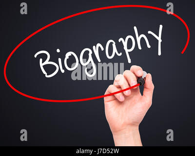 Hand des Mannes Biografie mit schwarzem Filzstift auf Bildschirm zu schreiben. Isoliert auf schwarz. Wirtschaft, Technologie, Internet-Konzept. Stock Foto Stockfoto