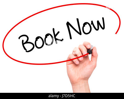 Hand des Mannes jetzt buchen mit schwarzem Filzstift auf Bildschirm zu schreiben. Isoliert auf weiss. Wirtschaft, Technologie, Internet-Konzept. Stock Foto Stockfoto