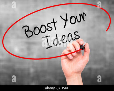 Hand des Mannes Boost Your Ideas mit schwarzem Filzstift auf Bildschirm zu schreiben. Auf Hintergrund isoliert. Wirtschaft, Technologie, Internet-Konzept. Stock Foto Stockfoto