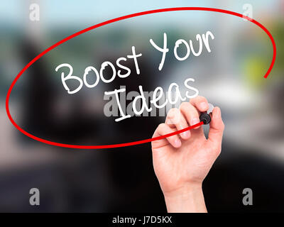 Hand des Mannes Boost Your Ideas mit schwarzem Filzstift auf Bildschirm zu schreiben. Auf Hintergrund isoliert. Wirtschaft, Technologie, Internet-Konzept. Stock Foto Stockfoto