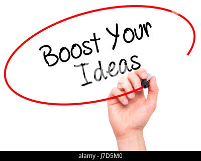 Hand des Mannes Boost Your Ideas mit schwarzem Filzstift auf Bildschirm zu schreiben. Auf Hintergrund isoliert. Wirtschaft, Technologie, Internet-Konzept. Stock Foto Stockfoto