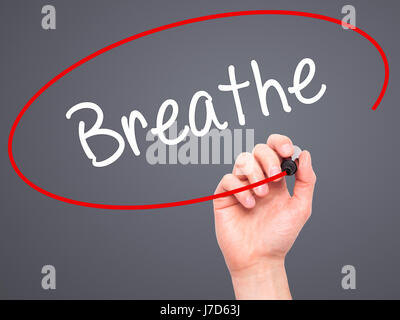 Hand des Menschen atmen mit schwarzem Filzstift auf Bildschirm zu schreiben. Isoliert auf grau. Wirtschaft, Technologie, Internet-Konzept. Stockfoto