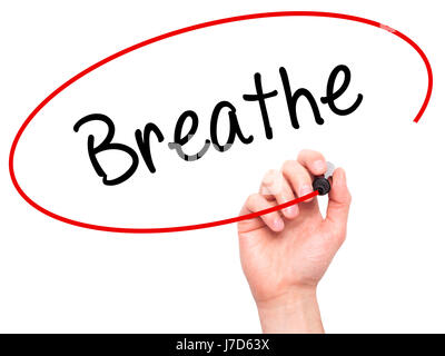 Hand des Menschen atmen mit schwarzem Filzstift auf Bildschirm zu schreiben. Isoliert auf weiss. Wirtschaft, Technologie, Internet-Konzept. Stockfoto