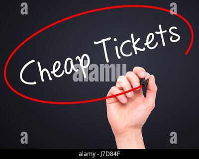 Hand des Mannes günstige Tickets mit schwarzem Filzstift auf Bildschirm zu schreiben. Auf Hintergrund isoliert. Wirtschaft, Technologie, Internet-Konzept. Stock Foto Stockfoto