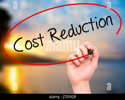 Hand des Mannes Kostensenkung mit schwarzem Filzstift auf Bildschirm zu schreiben. Isoliert auf Natur. Wirtschaft, Technologie, Internet-Konzept. Stock Foto Stockfoto