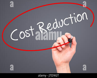 Hand des Mannes Kostensenkung mit schwarzem Filzstift auf Bildschirm zu schreiben. Isoliert auf grau. Wirtschaft, Technologie, Internet-Konzept. Stock Foto Stockfoto