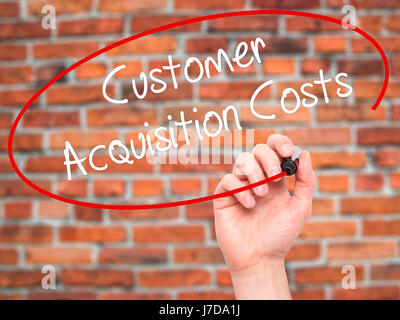 Hand des Mannes Kunde Anschaffungskosten mit schwarzem Filzstift auf Bildschirm zu schreiben. Auf Hintergrund isoliert. Wirtschaft, Technologie, Internet-Konzept. Lager Stockfoto