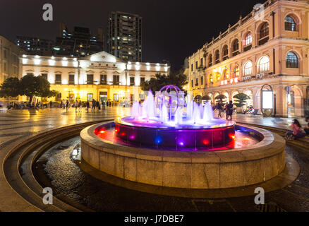 Macao, CHINA - 23. April 2017: Der Senatsplatz oder Largo Senado, ist ein gepflasterter Platz im Herzen der portugiesischen kolonialen Stadtteil in Macau und ich Stockfoto