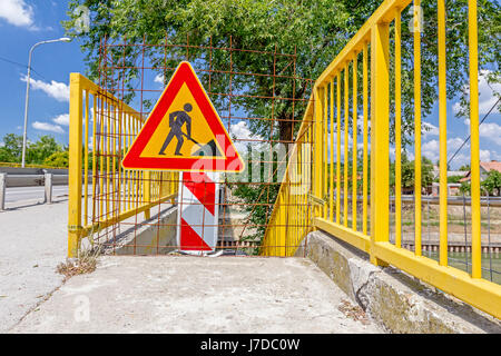 Geschlossen im Baugebiet, unfertige Erzeugnisse geben, Zeichen mit Grenze sind Symbole der Vorsicht, Straße Oberflächenersatz Signal. Stockfoto