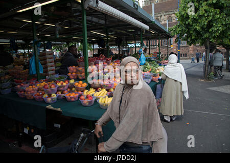 Multikulturelle Szene der Stierkampfarena offenen Markt, ein outdoor-Food-Markt im Zentrum von Birmingham, Vereinigtes Königreich. Dem freien Markt bietet eine Vielzahl von frischem Obst und Gemüse, Textilien, Haushaltsgegenstände und Saisonware. Bull Ring freihändigen verfügt über 130 Ständen. Stockfoto