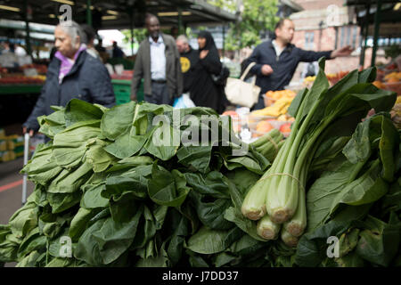 Multikulturelle Szene der Stierkampfarena offenen Markt, ein outdoor-Food-Markt im Zentrum von Birmingham, Vereinigtes Königreich. Dem freien Markt bietet eine Vielzahl von frischem Obst und Gemüse, Textilien, Haushaltsgegenstände und Saisonware. Bull Ring freihändigen verfügt über 130 Ständen. Stockfoto