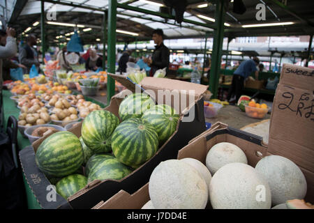 Multikulturelle Szene der Stierkampfarena offenen Markt, ein outdoor-Food-Markt im Zentrum von Birmingham, Vereinigtes Königreich. Dem freien Markt bietet eine Vielzahl von frischem Obst und Gemüse, Textilien, Haushaltsgegenstände und Saisonware. Bull Ring freihändigen verfügt über 130 Ständen. Stockfoto