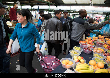 Multikulturelle Szene der Stierkampfarena offenen Markt, ein outdoor-Food-Markt im Zentrum von Birmingham, Vereinigtes Königreich. Dem freien Markt bietet eine Vielzahl von frischem Obst und Gemüse, Textilien, Haushaltsgegenstände und Saisonware. Bull Ring freihändigen verfügt über 130 Ständen. Stockfoto