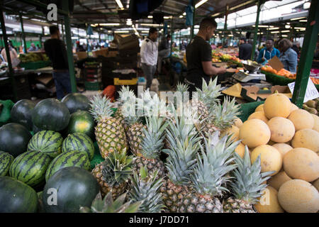 Multikulturelle Szene der Stierkampfarena offenen Markt, ein outdoor-Food-Markt im Zentrum von Birmingham, Vereinigtes Königreich. Dem freien Markt bietet eine Vielzahl von frischem Obst und Gemüse, Textilien, Haushaltsgegenstände und Saisonware. Bull Ring freihändigen verfügt über 130 Ständen. Stockfoto