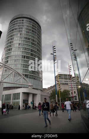 Die Rotunde in Birmingham, Vereinigtes Königreich. Die Rotunde ist nÃ kultigsten Gebäude, einem zylindrischen Hochhaus ist Grade II aufgeführt. Es ist 81 Meter hoch und wurde im Jahr 1965 fertiggestellt. Zwischen 2004 und 2008 von Urban Splash mit Glenn Howells, die es in einem Wohnhaus mit serviced Apartments im 19. und 20. Stock verwandelt renoviert. Das Gebäude wurde offiziell am 13. Mai 2008 wiedereröffnet. Stockfoto