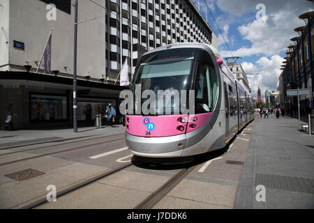 Midland Metro Tram öffentliches Verkehrsnetz in zentralen Birmingham, Vereinigtes Königreich. Die Midland Metro ist eine Stadtbahn Straßenbahnlinie in der Grafschaft von West Midlands, England, zwischen den Städten von Birmingham und Wolverhampton über die Städte West Bromwich und Wednesbury tätig. Die Linie betreibt auf Straßen in städtischen Gebieten und wiedereröffneten herkömmlichen Schienen, die die Städte und Gemeinden zu verbinden. Die Besitzer sind Transport für West Midlands mit Bedienung durch National Express Midland Metro, eine Tochtergesellschaft von National Express. TfWM selbst wird der Service ab Oktober 2018 zu betreiben. Stockfoto