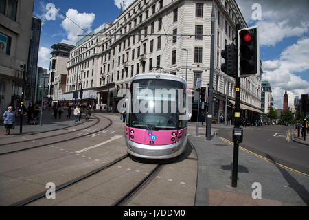 Midland Metro Tram öffentliches Verkehrsnetz in zentralen Birmingham, Vereinigtes Königreich. Die Midland Metro ist eine Stadtbahn Straßenbahnlinie in der Grafschaft von West Midlands, England, zwischen den Städten von Birmingham und Wolverhampton über die Städte West Bromwich und Wednesbury tätig. Die Linie betreibt auf Straßen in städtischen Gebieten und wiedereröffneten herkömmlichen Schienen, die die Städte und Gemeinden zu verbinden. Die Besitzer sind Transport für West Midlands mit Bedienung durch National Express Midland Metro, eine Tochtergesellschaft von National Express. TfWM selbst wird der Service ab Oktober 2018 zu betreiben. Stockfoto