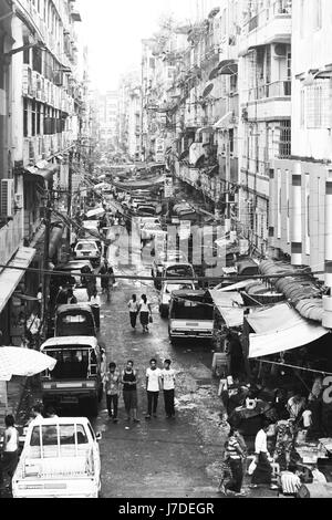 Schönen historischen Stil schwarz / weiß Bild von oben. Yangon-Straßen sind mit Leben hektisch, obwohl der erste Eindruck eines Chaos ist Stockfoto