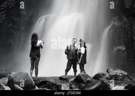 Langzeitbelichtung Bild der Tretes Wasserfall in schwarz und weiß von junges Paar posieren am Wasserfall haben ihr Bild von einem Mädchen getroffen. Schöner Effekt Stockfoto