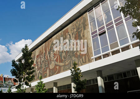 Wandbild "Der Weg der Roten Fahne" an der Seite der Kulturpalast, Dresden, Sachsen, Deutschland Stockfoto