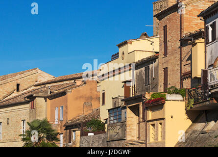 alte Häuser in Fermo, Marken, Mittelitalien Stockfoto