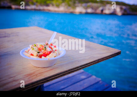 Lokal hergestellte Conch Salat frisch und serviert auf den Tisch neben dem Hafen im Paradies der Landwirte Cay auf den Bahamas Stockfoto