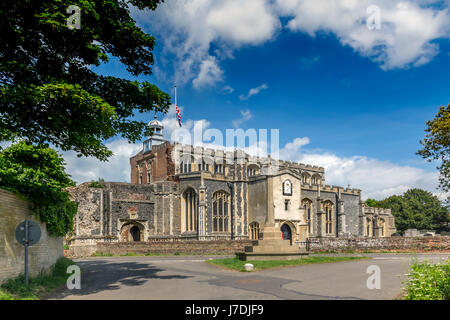 EAST BERGHOLT, ST MARY DIE JUNGFRAU KIRCHE UND BELLCAGE Stockfoto