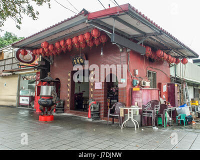 Taipei, Taiwan - 12. Oktober 2016: Chinesisches Restaurant und Tempel in einem kleinen roten Backsteinhaus an einer Straßenecke in Taipei, Taiwan Stockfoto