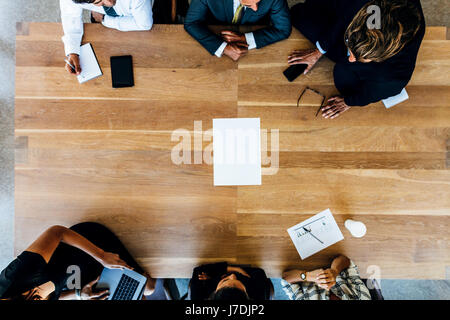 Draufsicht des Kollegen diskutieren finanzielle Berichte und Statistiken während einer Besprechung. Team von Geschäftsleuten zusammensitzen in Diskussion w Stockfoto