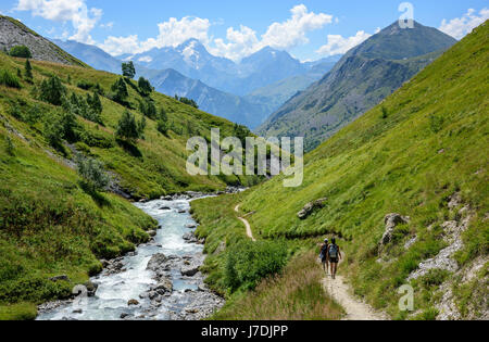 Menschen wandern am Ufer des Flusses im grünen Tal im Sommer, die Französischen Alpen, Frankreich, Europa. Stockfoto