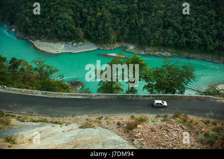 Ein Auto vorbei an den Bergen Uttarakhand in Byasi tun. Stockfoto