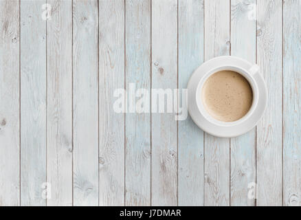 Kaffeetasse auf weißem Holz Tischplatte Ansicht Stockfoto