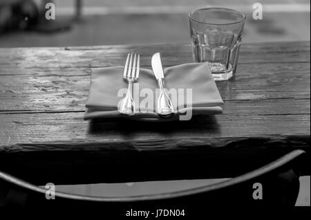 eine schwarz / weiß Darstellung der den gedeckten Tisch in einem restaurant Stockfoto