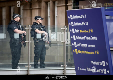 Bewaffnete Polizisten patrouillieren in der Waverley Station, Edinburgh, nachdem Scotland Yard angekündigt hatte, dass bewaffnete Truppen eingesetzt werden, um „wichtige Orte“ wie Buckingham Palace, Downing Street, den Palace of Westminster und Botschaften zu bewachen. Stockfoto