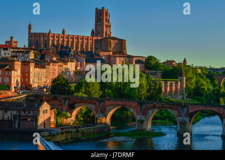 Die mittelalterliche Stadt Albi und der Fluss Tarn bei Sonnenuntergang, Occitanie, Frankreich. Stockfoto