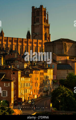 Die mittelalterliche Stadt Albi und der Fluss Tarn bei Sonnenuntergang, Occitanie, Frankreich. Stockfoto