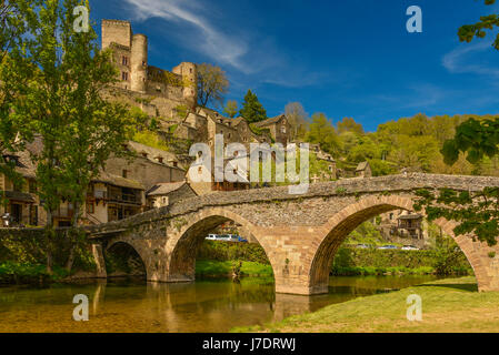 Tagsüber ein Blick auf die gewölbten, 15. Jahrhundert steinerne Brücke überspannt den Fluss Aveyron Belcastel, in Royal, Frankreich. Stockfoto